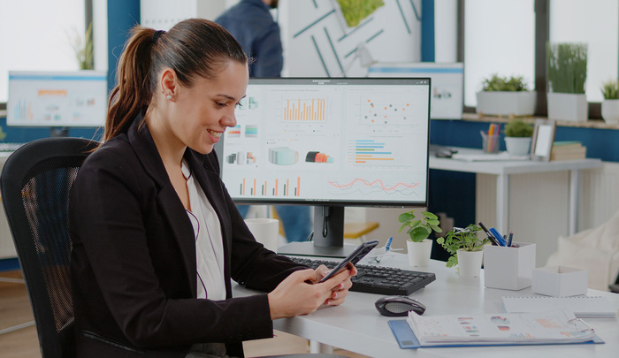 Zakaj mora digitalizacija poslovanja vključevati CRM in spletno stran?
