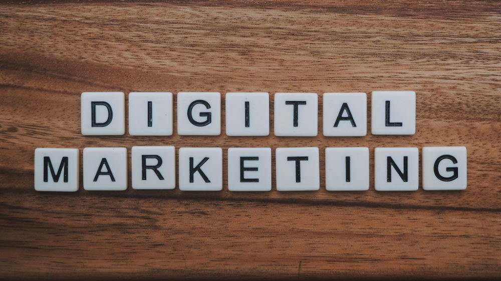 Marketing v spletnih trgovinah je proces pri katerem želimo pritegniti pozornost strank